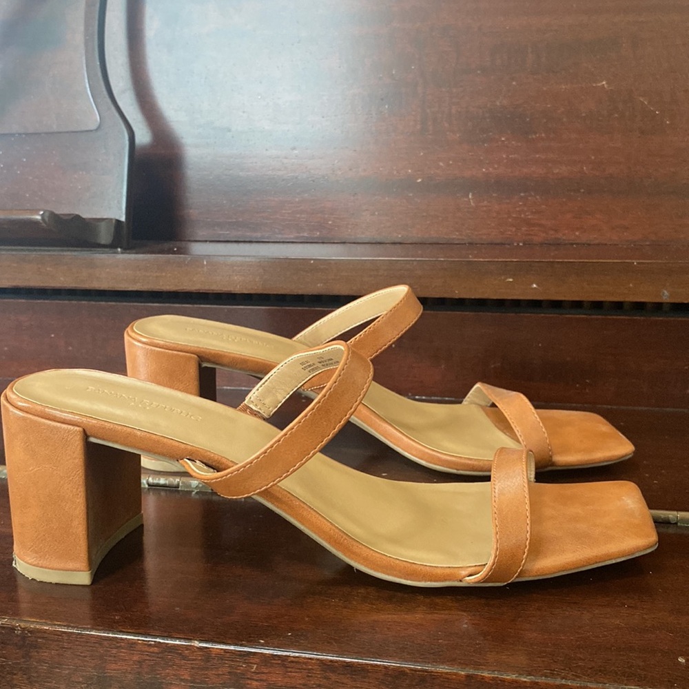 Banana Republic Tan Heels